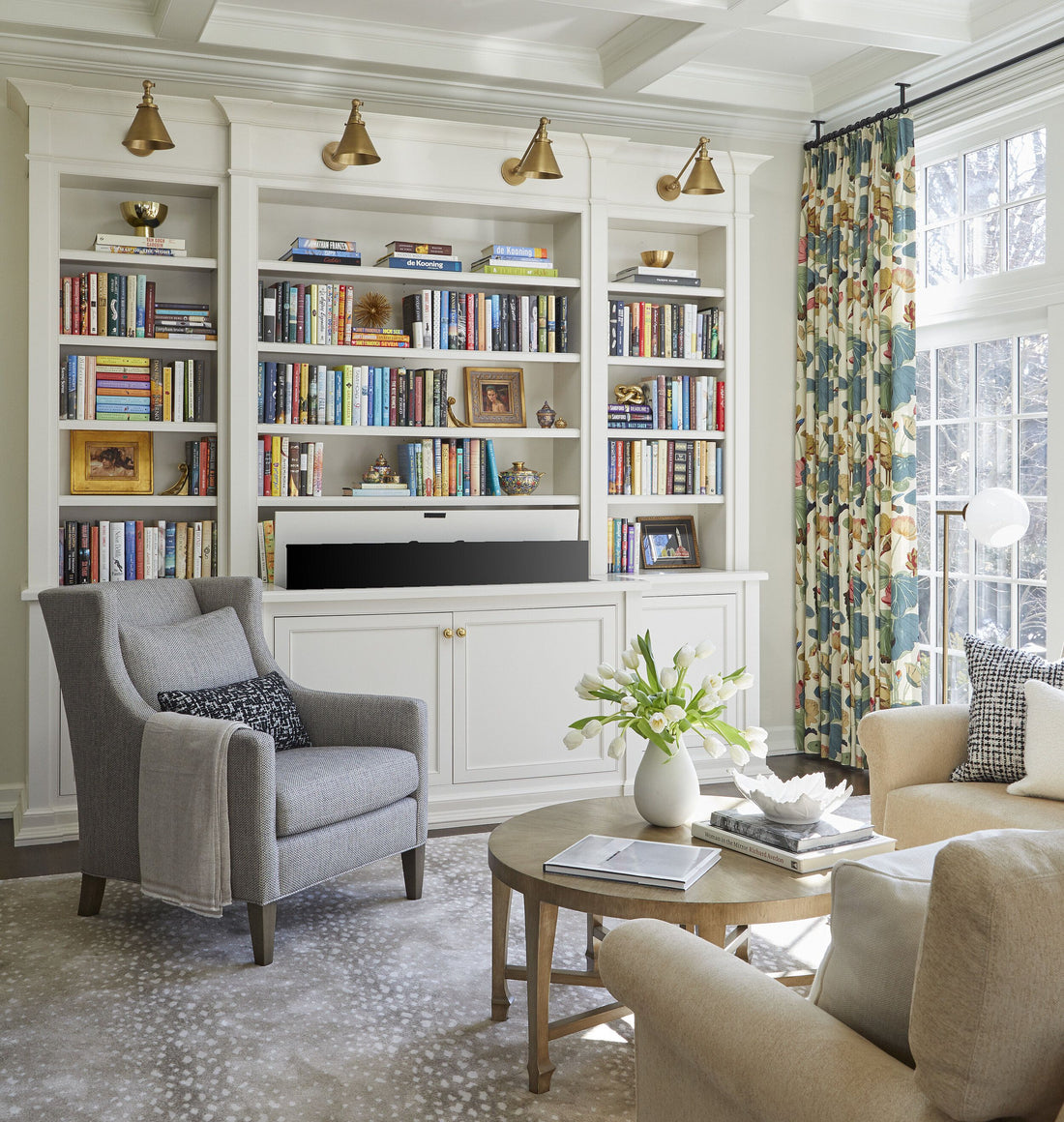 Bookshelves: the art of furnishing rooms with books
